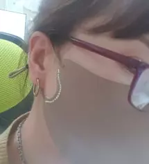 고급스러운 브라운색상에 큐빅장식까지 멋지게 꾸민듯 빛나네요 진짜 만족합니다 착용감