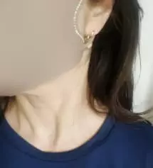 어두울까봐 살짝걱정했는데  카키빛도살짝돌고 고급스런브라운컬러입니다  귀조절할수있