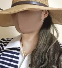 핑크색은 화사하고 브라운색은 점잖아 보여요 옷에 맞춰 입으려고 흰색 핑크 브라운 돌