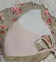 화사하니 가볍고 편하고 예뻐요~^^사이즈 조절도 맘대로 되고  화장품 묻을까 걱정했는