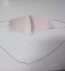 마스크가 가볍고 앙쪽에 큐빅이 있어 연한핑크톤을 더 여성여성하게 더 돋보이게 하네요