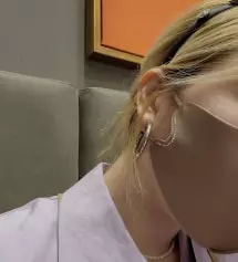 너무 과할까봐 매번 큐빅 없는거로 구매하다가 첨으로 구매해 봤는데  이쁘네요~^^