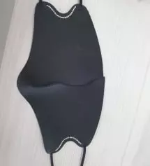 여름엔 좀 더울수있지만 막살 쓰면 얼굴도 작아보이고 넘 예뻐요. 큐빅이 있어 얼굴이 