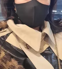 다 예쁘긴 한데 블랙이 얼굴이 제일 작아보이긴 하더라구요.^^