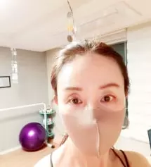 착용감도 좋고 숨쉬기도 답답하지 않네요 큐빅장식도 예쁘고 끈이 조절도 되니 애용할듯