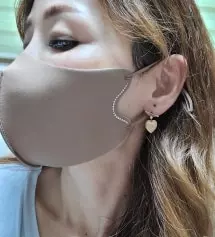 귀에거는 길이를 조절할수 있어서 장시간 사용해도 귀도 아프지않고 은은하게 빛나는 큐