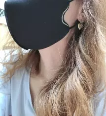 가볍게 쓰기 좋아요.큐빅이 포인트고 앙증맞은 느낌 이예요.블랙도 구입했어요.