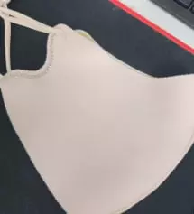 아주 이뻐서 선물도 하고 오래써서 버리면 또 사서 쟁여놓는 마스크입니다..