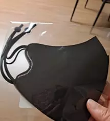 블랙은 처음 구입했는데 겨울에 하기 좋을것 같아요 블랙옷이 많다보니 자주 하고 잘 어