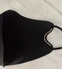 큐빅이 사이드에 있어서 정면에서 대화할 땐 큐빅이 안보여요 그래서 일반 마스크와 별