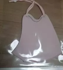 톤다운핑크라 촌스럽지않구 이뻐여  귀끈조절은 굳이 안해도되구여 조절플라스틱은 차라