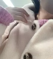 얼굴을 환하게 비추는 마스크예요 큐빅이 한몫하구요 절대 과하지 않고 귀걸이 효과 있