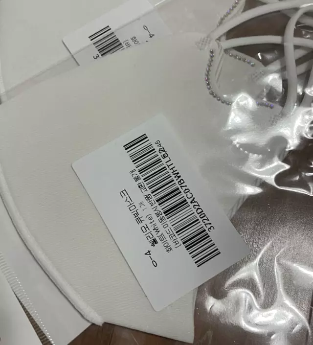 화이트는 다른데꺽 사보니 병자같아서안하려다 구매 깜놀했어요 크림색? 연베이지?도 아