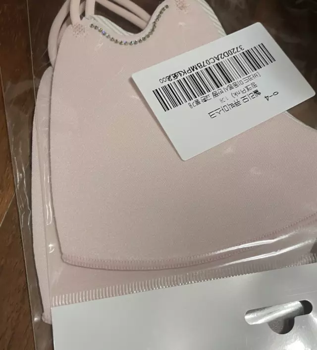 마스크가 이렇게 이쁠일인가요 ㅎ 큐빅같은건 안좋아하는데 이리이뿐수가