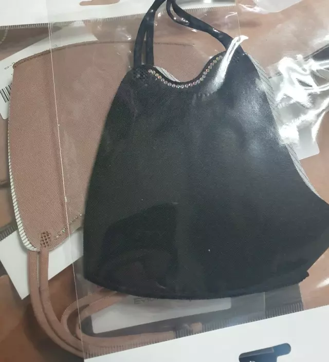 색상도 예쁘고 큐빅이 블링블링하네요.
