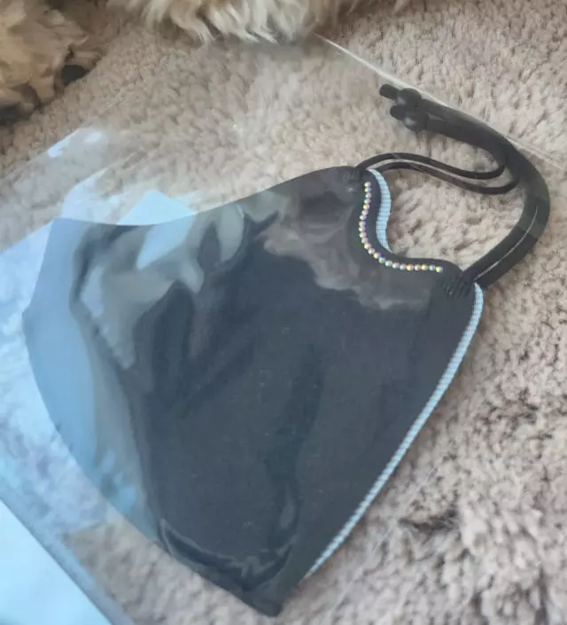 블랙을좋아해서인지   큐빅까지 세련되게 있어서있지 마스크가 고급지내요  선물하기좋