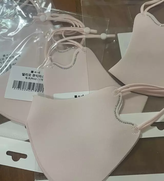 너무 맘에들어서 한장 잊어버렸는데  너무.속상할정도로 제겐 짱 맘에드는 마스크인데 