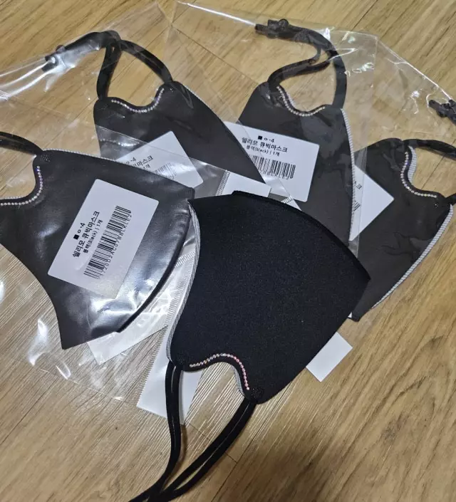 이뻐요. 쓰면 간지납니다. 편해요. 이거 착용하고 병원갔더니 귀걸이 빼라고 하네요. 큐