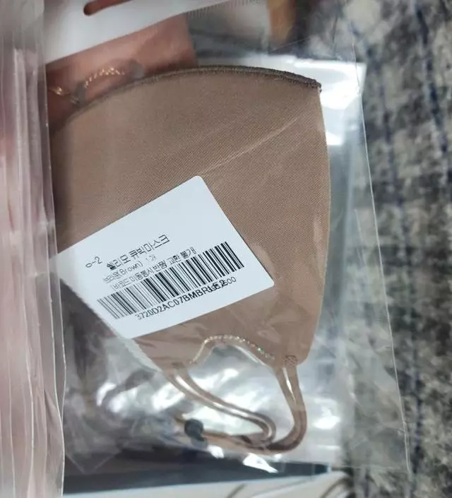 일단 얼굴형이 너무 이뻐 보이고 숨쉬기 편한 마스크 입니다 이번에 엄청 쟁여 놓아요 