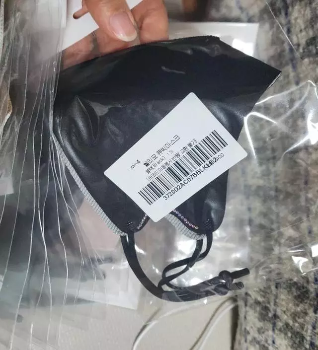 얼굴형이 이뻐 보이고 숨쉬기 좋은 마스크  들어가니 너무 이뻐요 큐빅은 절대로 안 떨