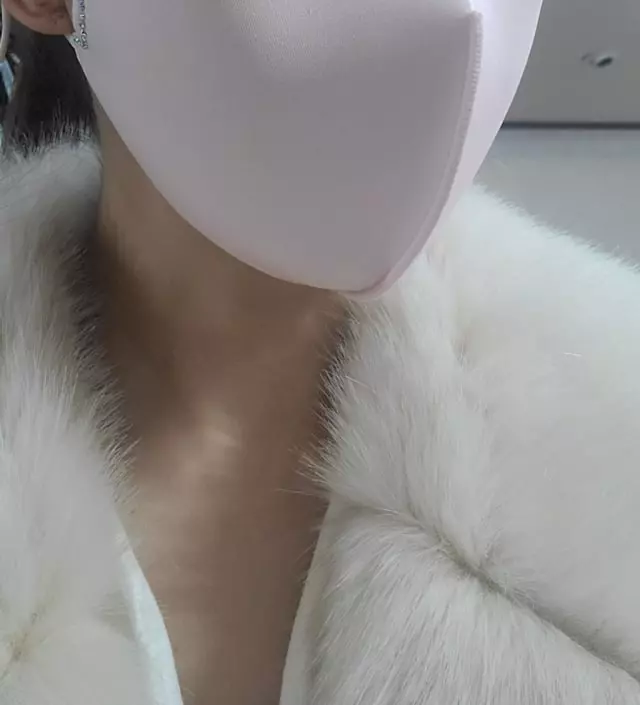 얼굴이 작은편이여서 마스크 크면어쩌나 걱정했었는데 끈으로 꽉조여서 조절하니까 안커