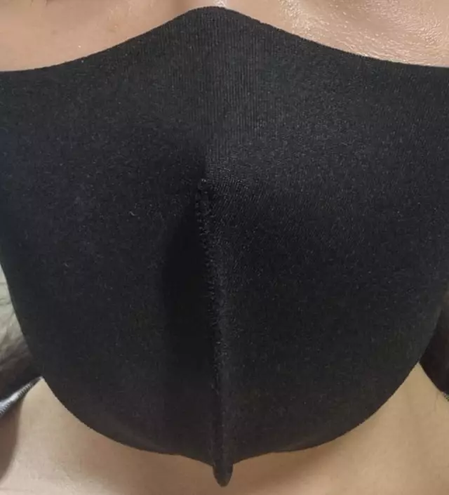 큐빅이 있어서 예쁘고 마스크 모양도 예뻐요
