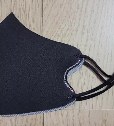 큐빅이 박혀 있어서 유니크해요. 오래 착용해도 귀도 안아프고 편해요. 