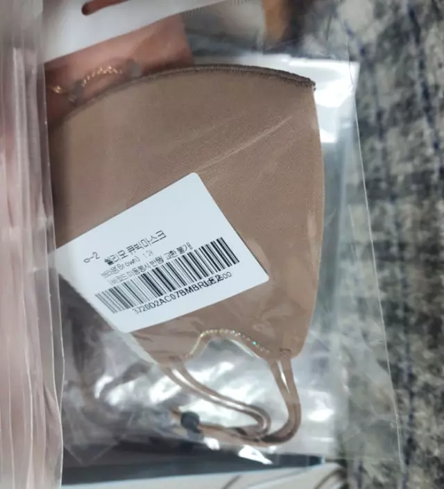 색감 이뻐요 숨쉬기 편하고 향균이 되니 좋아요 디자인도 너무 이뻐서 얼굴이 이뻐보여