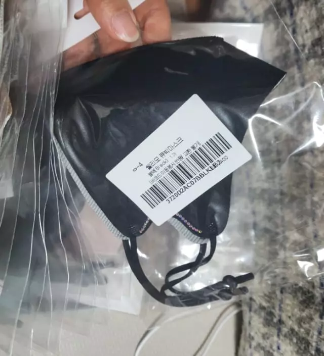 얼굴이 이뻐 보이는 마스크입니다 디자인 색감 변화는 모두 만족입니다 좋아요 