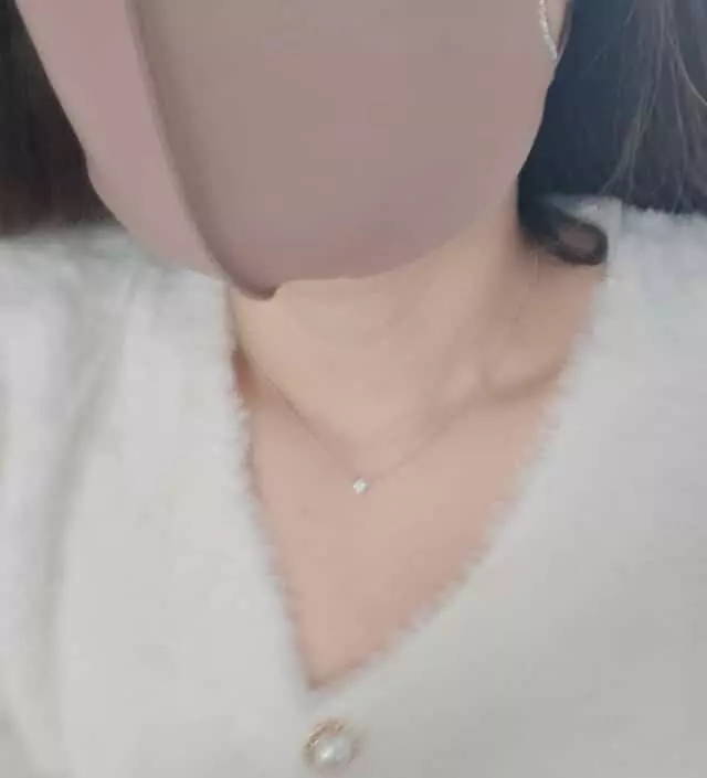 이 마스크는  얼굴 갸름해보이고 착용감편하고 최고에요 색상도 이뻐요