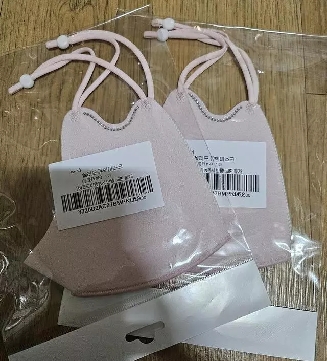 색깜이 넘 이쁜 핑크에요. 편하고 이쁘고 세련되고 특이하고 편리해서 좋아요. 빨아도 