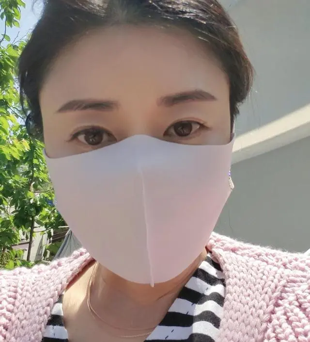 세일하길래 샀는데 핑크라도 연한색이라 눈에 많이 띄지 않고 얼굴이 화사해 보이네요