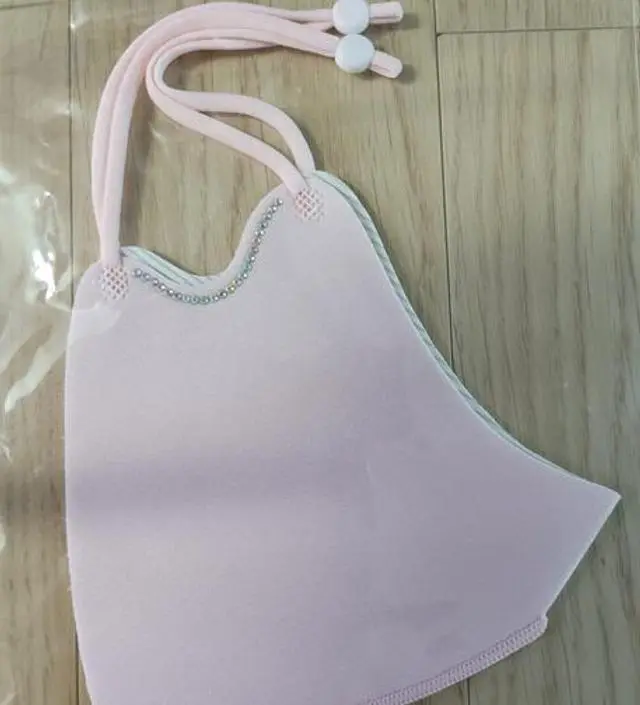 요즘도 마스크를 자주 애용하는데,  가볍게 착용하기 좋은것 같아요. 블랙을 구매하고 