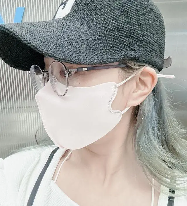 너무 이쁜 핑크색입니다. 얼굴도 작아보이고 저렴하게 잘샀습니다