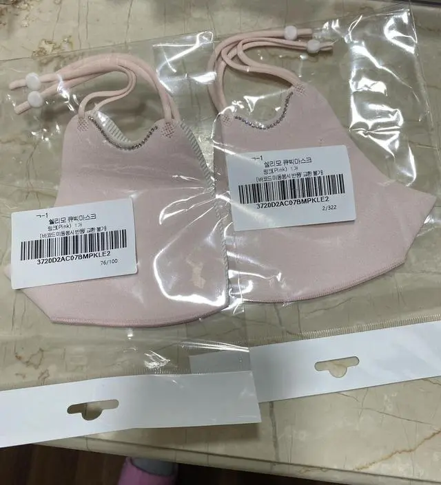 이쁘네영 포인트되는 마스크 사고싶었는대 다른색 품절이라 핑크만 사서 아쉽네요