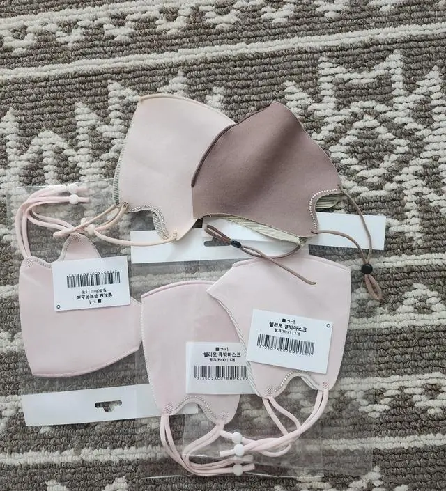 세일하길래 쟁입니다 빨아쓸수있어서  편하고 예뻐요 저렴하게구입해서 좋아요