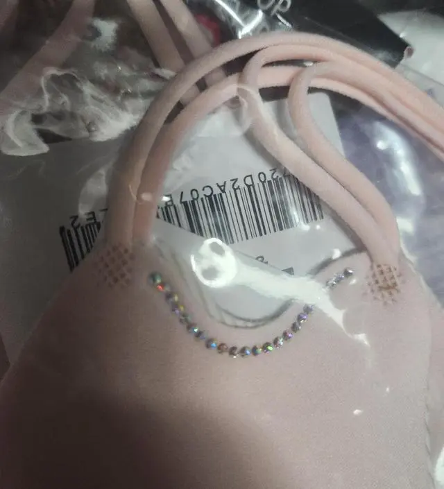 코로나때 깔별로 사서 잘. 쓰고다니다가 세일하길래 샀엉요.이거 쓰면 다 물어봐요.어서