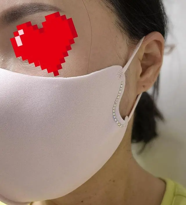 마스크 색상이 은은한 핑크라서 부담스럽지 않고, 밝고 화사해요. 옆에 큐빅이 포인트 