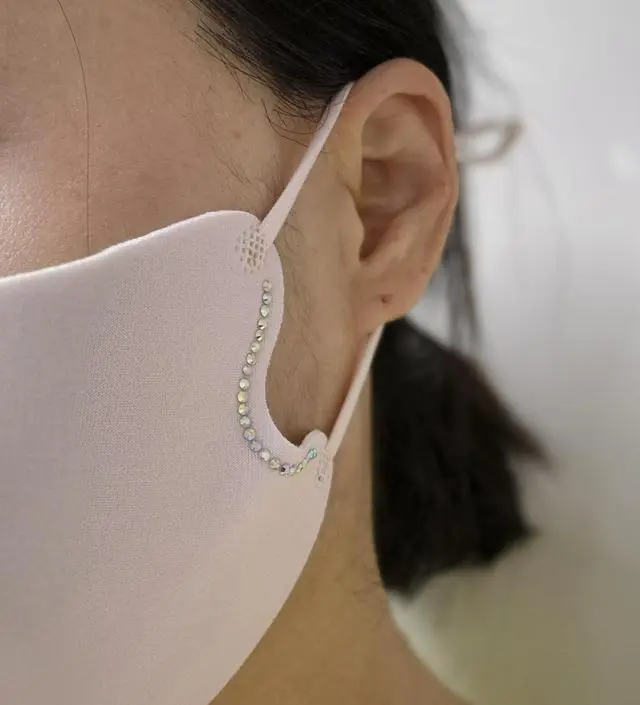 마스크 색상이 은은한 핑크라서 부담스럽지 않고, 밝고 화사해요. 옆에 큐빅이 포인트 