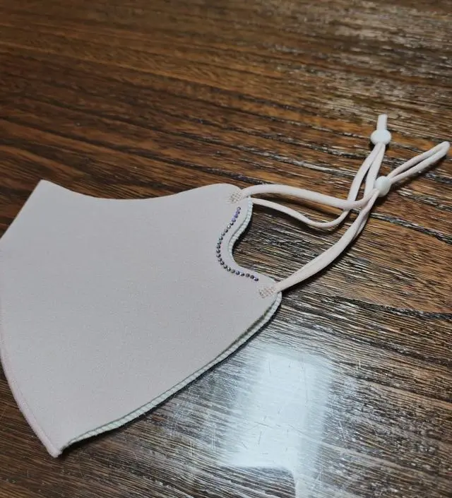 마스크 색상이 은은한 핑크라서 부담스럽지 않고, 밝고 화사해요. 옆에 큐빅이 포인트 