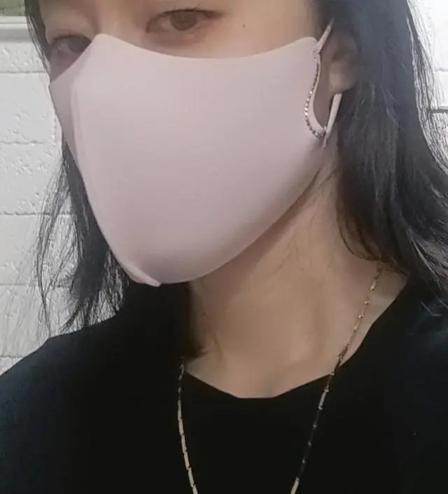 착용감도 편하고 예쁘네요. 상당히 여유로운 사이즈로 귀 뒤를 조이니 딱 맞아요.
