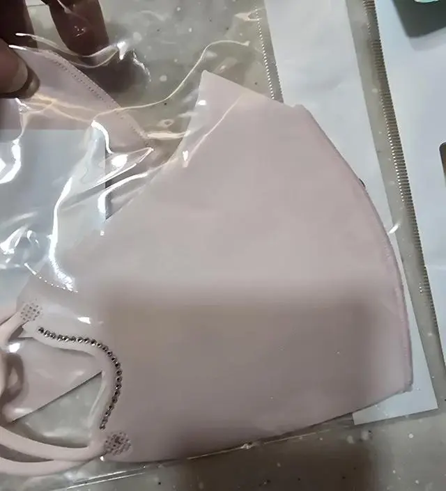 마스크가 이쁘네요^
