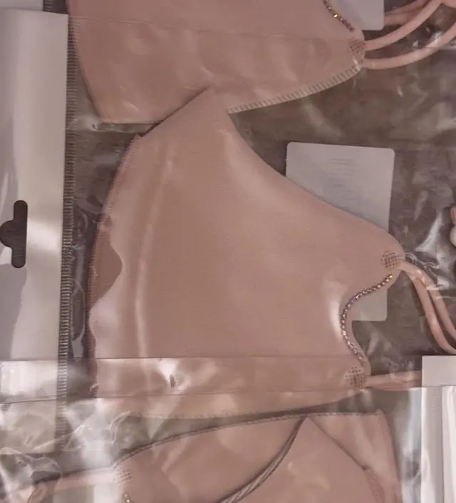 큐빅이 있어 엣지있고 스타일리쉬해요
