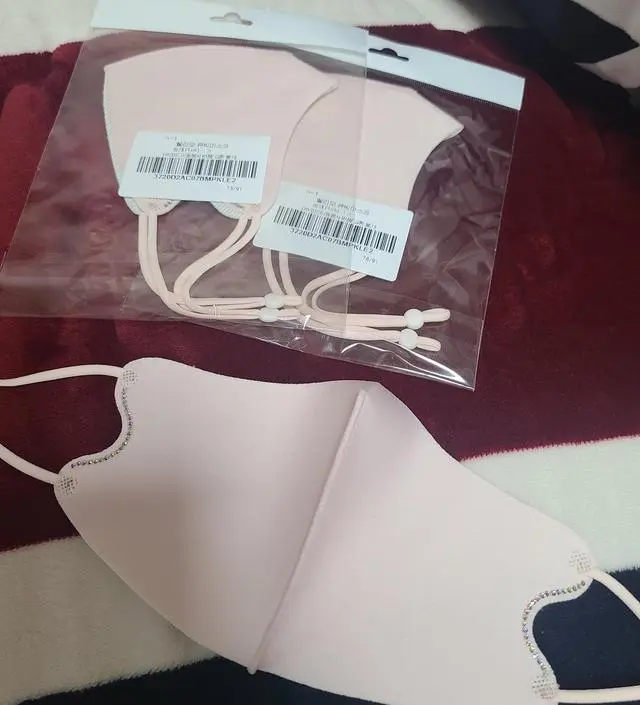 색깔이핑크밖에없어서 핑크세개샀어요 번가라가면서쓰고다니고있어요 이쁘고만족합니다