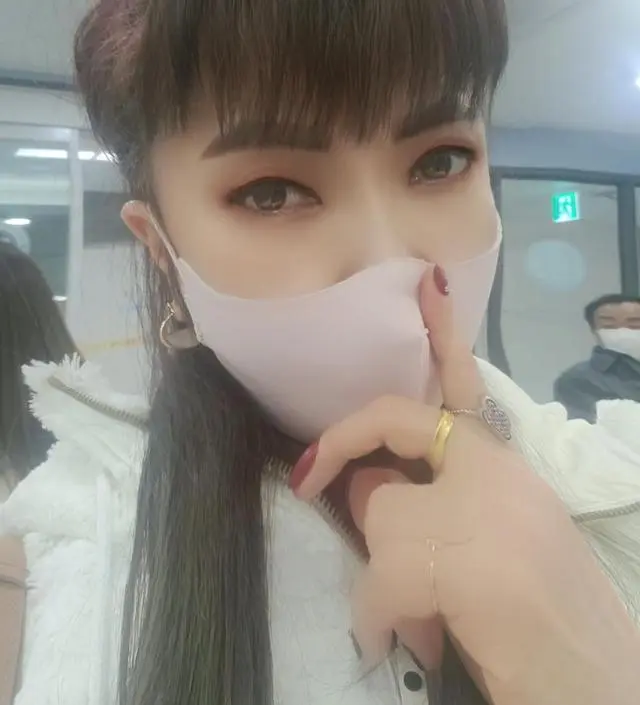 색깔이핑크밖에없어서 핑크세개샀어요 번가라가면서쓰고다니고있어요 이쁘고만족합니다