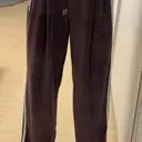 바지가 편해서 잘 입어질 듯합니다 색상이 버건디라기보다