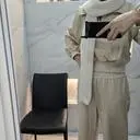 두껍고 따뜻하겠어요
부드럽고 길이도 길고 목에 칭징 감