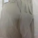 얇은 티셔츠이고 부들부들 편하겠어요
목에 띠가 있어 단