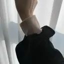 배색이랑 라인이 이뻐서 샀어요~ 블랙이라 먼지 잘붙는거