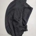 싸이즈가 전에 스카프보다 훨신 크게 나왔어요 물방울이 